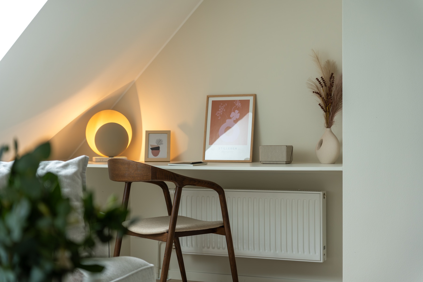 Stylat arbetsrum med inredningsdetaljer i Göteborg