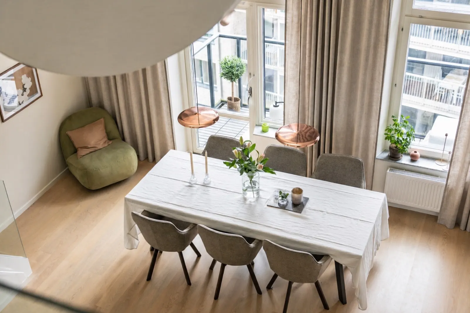 Stylad matsal och vardagsrum inför fotografering – homestyling i Haga, Göteborg