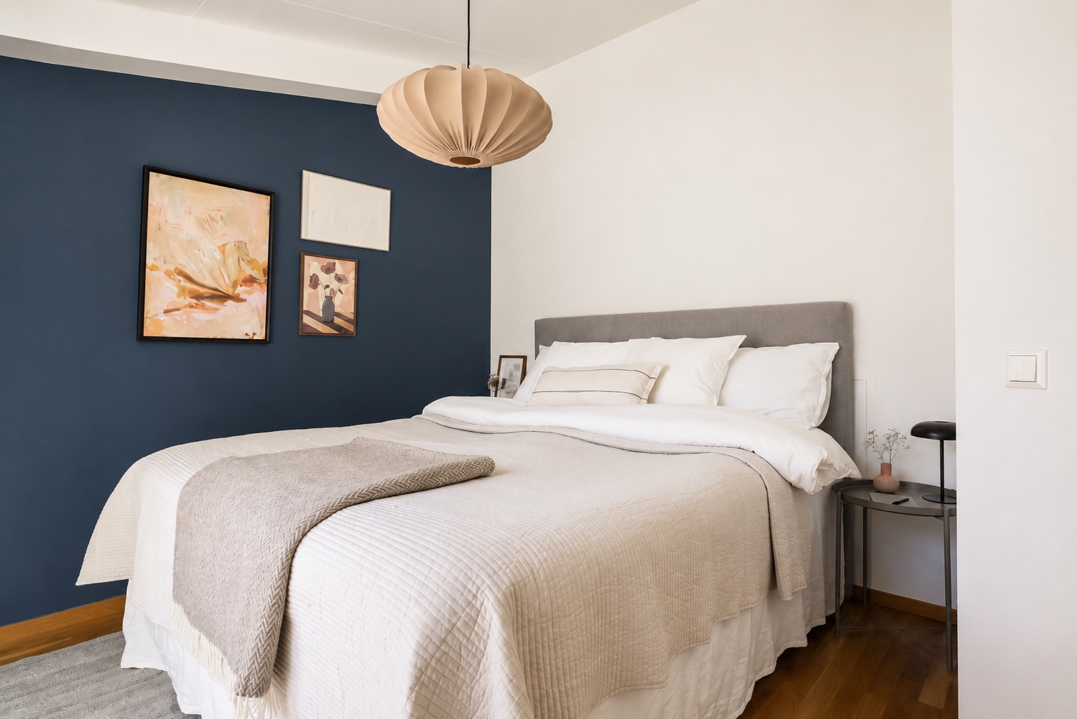 Stylat sovrum med mörkblå fondvägg i Billdal, Göteborg – homestyling av Ljunghem Interior