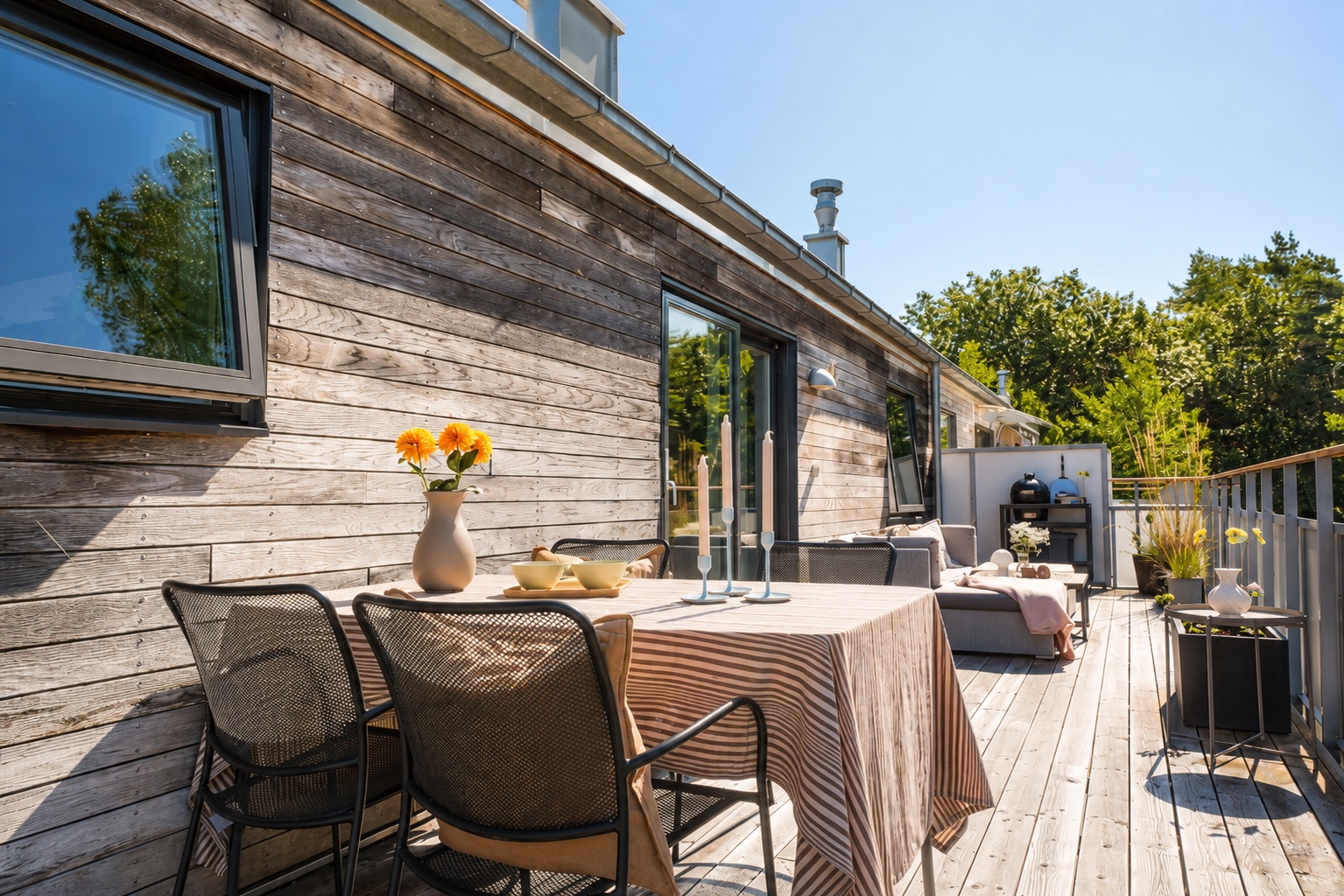 Stylad takterrass med matplats i Billdal, Göteborg – homestyling av Ljunghem Interior