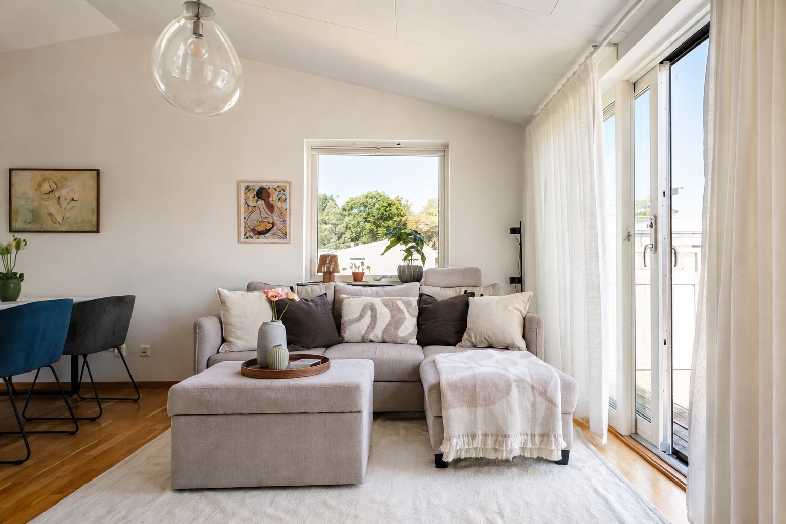 Homestylat vardagsrum med beige soffa i Billdal, Göteborg